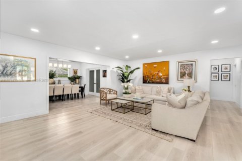 Villa ou maison à vendre à Miami, Floride: 4 chambres, 214.42 m2 № 1944187 - photo 6