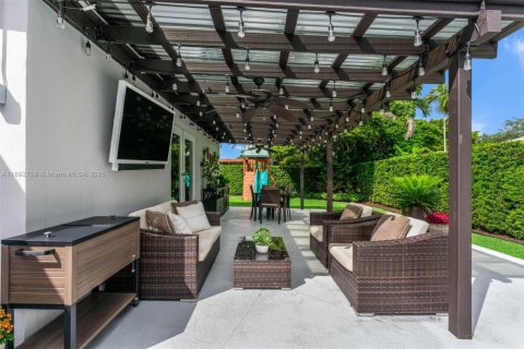 Villa ou maison à vendre à Miami, Floride: 4 chambres, 214.42 m2 № 1944187 - photo 25