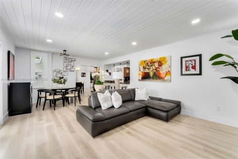 Villa ou maison à vendre à Miami, Floride: 4 chambres, 214.42 m2 № 1944187 - photo 13