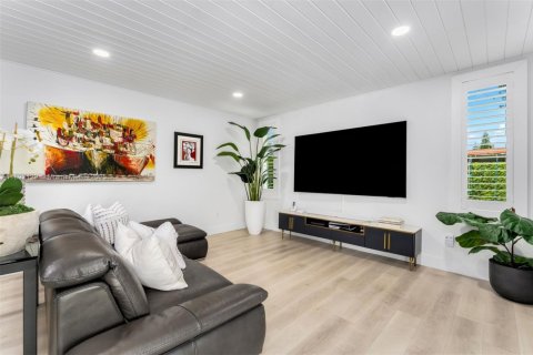Villa ou maison à vendre à Miami, Floride: 4 chambres, 214.42 m2 № 1944187 - photo 15