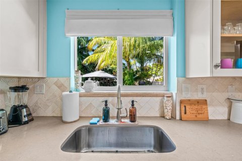 House in Dania Beach, Florida 3 bedrooms, 231.88 sq.m. № 1991143 - photo 18