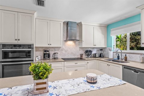 House in Dania Beach, Florida 3 bedrooms, 231.88 sq.m. № 1991143 - photo 17