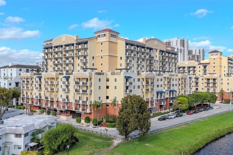 Condo in Miami, Florida, 2 bedrooms № 1897445 - photo 2