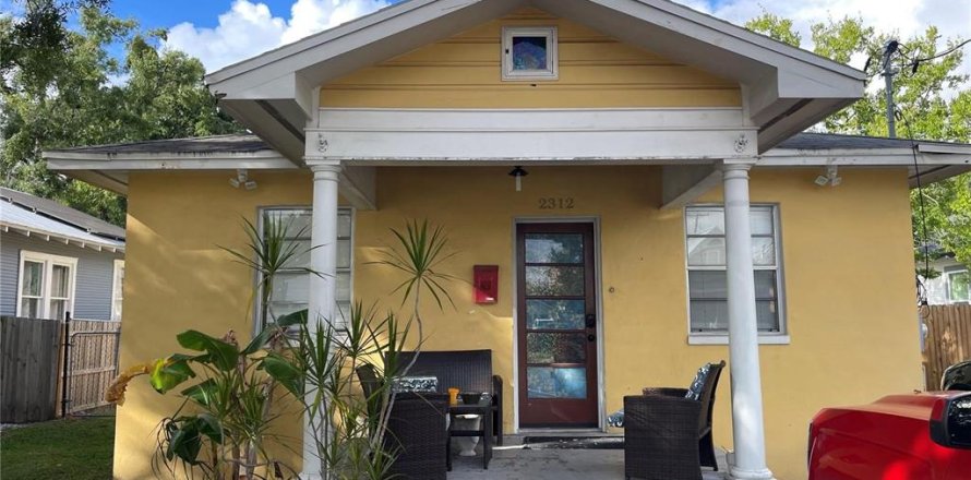House in Tampa, Florida 3 bedrooms, 93.65 sq.m. № 2378029
