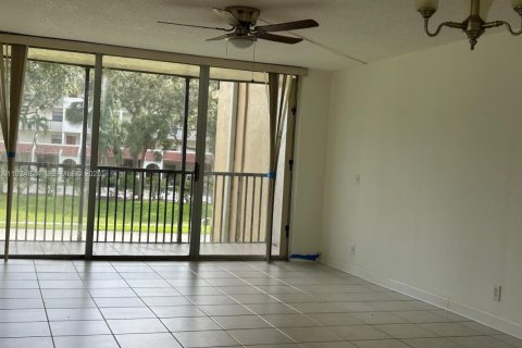 Condominio en venta en Lauderhill, Florida, 3 dormitorios, 137.77 m2 № 1983076 - foto 3