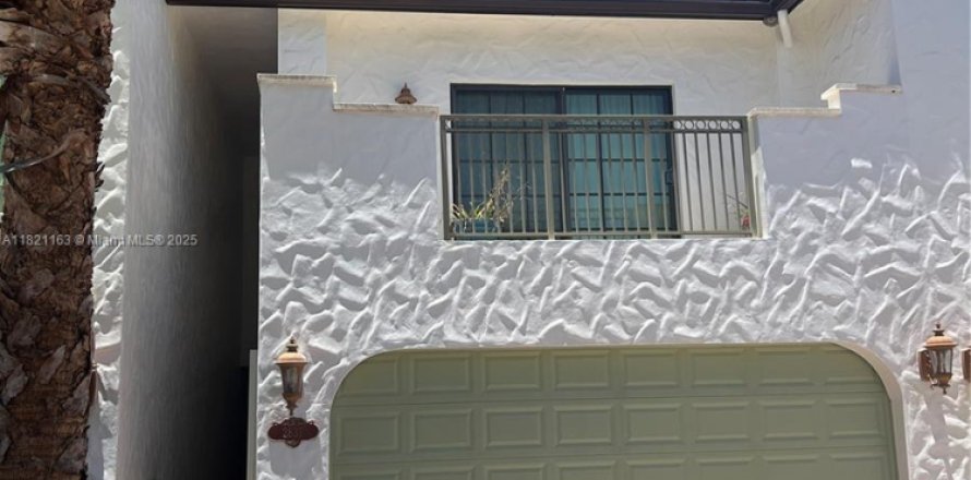 Townhouse in Dania Beach, Florida 3 bedrooms, 187.38 sq.m. № 1781445