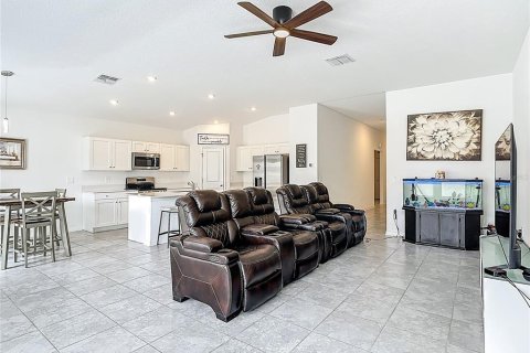 House in Haines City, Florida 4 bedrooms, 179.77 sq.m. № 2165924 - photo 15