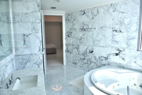 Condo in Sunny Isles Beach, Florida, 3 bedrooms  № 2013532 - photo 21