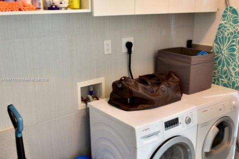 Condo in Sunny Isles Beach, Florida, 3 bedrooms  № 2013532 - photo 29