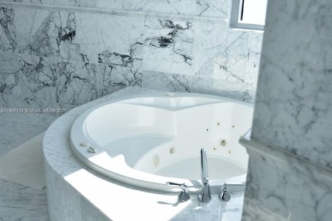 Condo in Sunny Isles Beach, Florida, 3 bedrooms  № 2013532 - photo 20