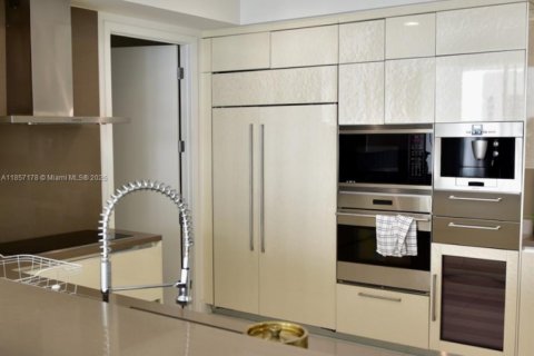 Condo in Sunny Isles Beach, Florida, 3 bedrooms  № 2013532 - photo 11