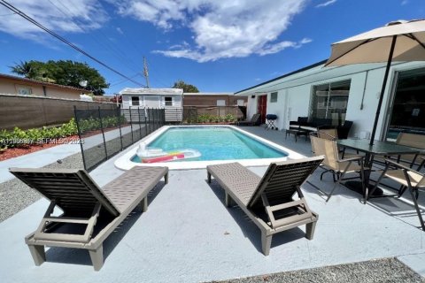 Casa en venta en Fort Lauderdale, Florida, 3 dormitorios, 112.88 m2 № 2031811 - foto 2