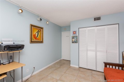 Condominio en venta en Hallandale Beach, Florida, 2 dormitorios, 118.91 m2 № 2035394 - foto 19