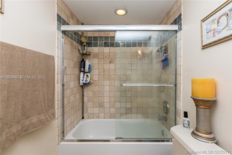 Condominio en venta en Hallandale Beach, Florida, 2 dormitorios, 118.91 m2 № 2035394 - foto 21