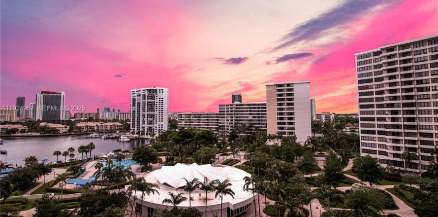 Condominio en Hallandale Beach, Florida, 2 dormitorios № 2035394