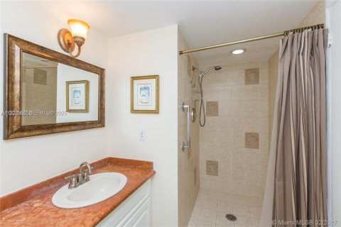 Condominio en venta en Hallandale Beach, Florida, 2 dormitorios, 118.91 m2 № 2035394 - foto 15