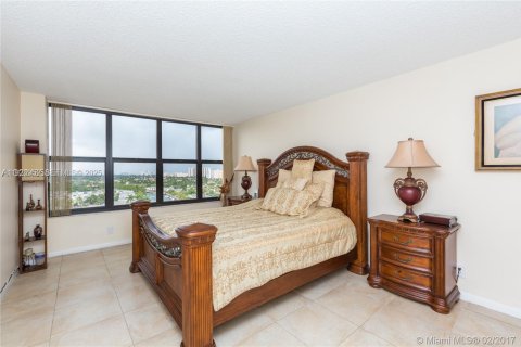 Condominio en venta en Hallandale Beach, Florida, 2 dormitorios, 118.91 m2 № 2035394 - foto 10