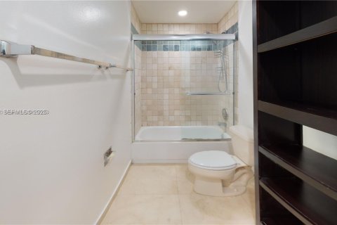 Condominio en venta en Hallandale Beach, Florida, 2 dormitorios, 118.91 m2 № 2035394 - foto 13