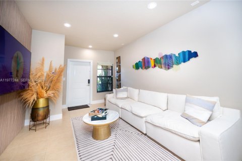 Townhouse in Miami, Florida 3 bedrooms, 165.09 sq.m. № 2042457 - photo 2