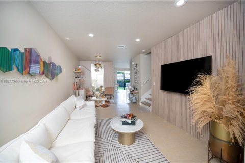 Townhouse in Miami, Florida 3 bedrooms, 165.09 sq.m. № 2042457
