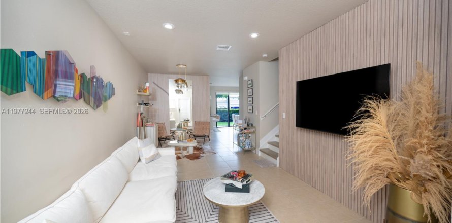 Townhouse in Miami, Florida 3 bedrooms, 165.09 sq.m. № 2042457