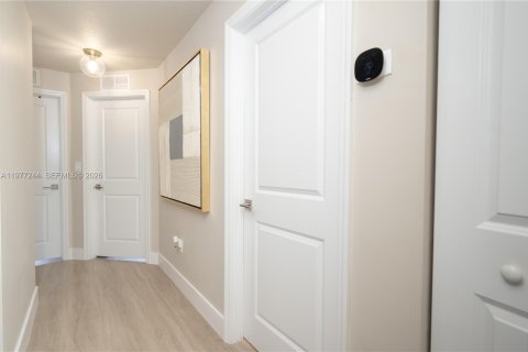 Townhouse in Miami, Florida 3 bedrooms, 165.09 sq.m. № 2042457 - photo 20