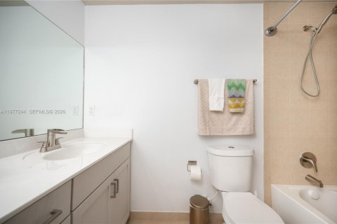 Townhouse in Miami, Florida 3 bedrooms, 165.09 sq.m. № 2042457 - photo 26