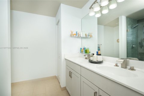 Townhouse in Miami, Florida 3 bedrooms, 165.09 sq.m. № 2042457 - photo 18