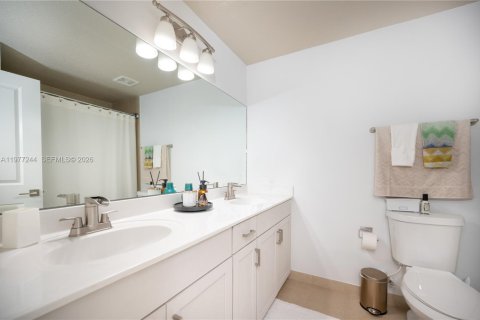 Townhouse in Miami, Florida 3 bedrooms, 165.09 sq.m. № 2042457 - photo 27