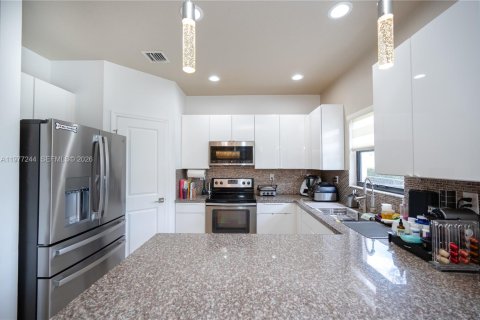 Townhouse in Miami, Florida 3 bedrooms, 165.09 sq.m. № 2042457 - photo 7