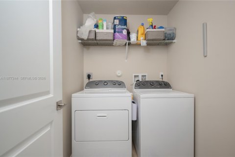 Townhouse in Miami, Florida 3 bedrooms, 165.09 sq.m. № 2042457 - photo 21