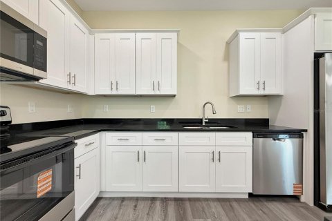 Townhouse in Tampa, Florida 3 bedrooms, 178.19 sq.m. № 2239004 - photo 10
