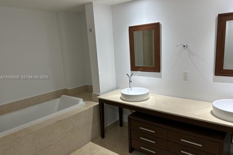 Condo in Miami, Florida, 2 bedrooms № 2257572 - photo 10