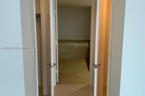 Condo in Miami, Florida, 2 bedrooms № 2257572 - photo 7