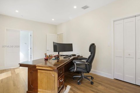 Купить виллу или дом в Хомстед, Флорида 6 спален, 469.34м2, № 2036624 - фото 12