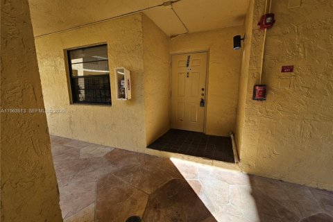 Copropriété à louer à Lauderhill, Floride: 2 chambres, 109.62 m2 № 2025606 - photo 4