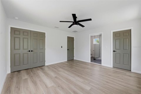 Commercial property in Saint Petersburg, Florida 6 bedrooms, 358.32 sq.m. № 2140780 - photo 19