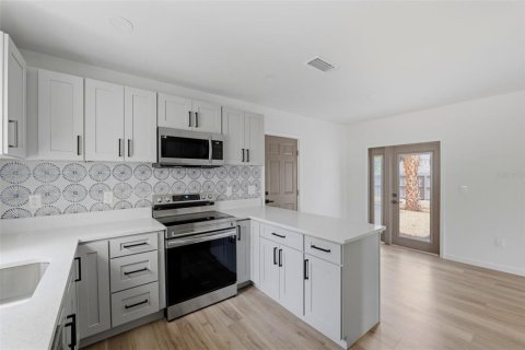Commercial property in Saint Petersburg, Florida 6 bedrooms, 358.32 sq.m. № 2140780 - photo 5