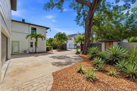 Commercial property in Saint Petersburg, Florida 6 bedrooms, 358.32 sq.m. № 2140780 - photo 24