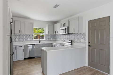 Commercial property in Saint Petersburg, Florida 6 bedrooms, 358.32 sq.m. № 2140780 - photo 6