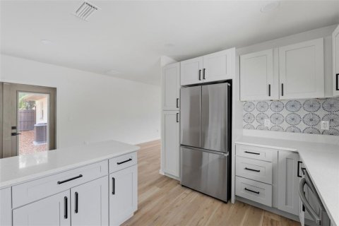Commercial property in Saint Petersburg, Florida 6 bedrooms, 358.32 sq.m. № 2140780 - photo 4