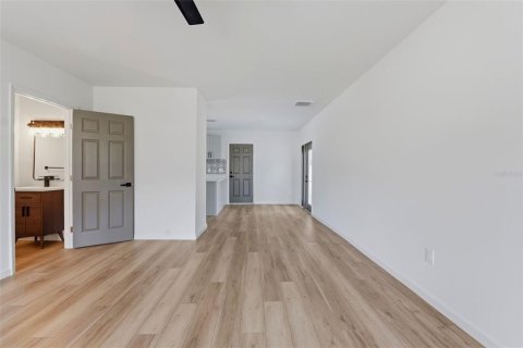Commercial property in Saint Petersburg, Florida 6 bedrooms, 358.32 sq.m. № 2140780 - photo 12