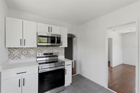 Commercial property in Saint Petersburg, Florida 6 bedrooms, 358.32 sq.m. № 2140780 - photo 27