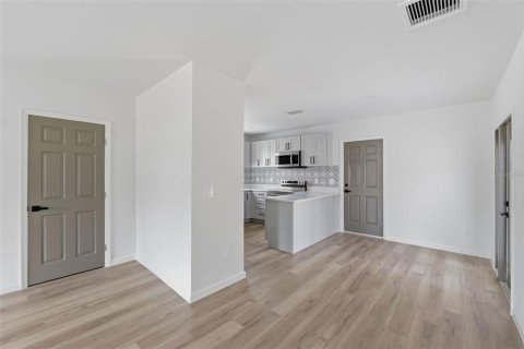 Commercial property in Saint Petersburg, Florida 6 bedrooms, 358.32 sq.m. № 2140780 - photo 11