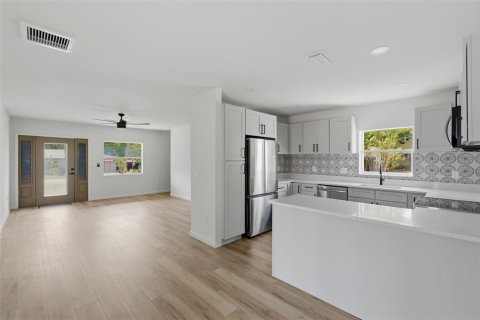 Commercial property in Saint Petersburg, Florida 6 bedrooms, 358.32 sq.m. № 2140780 - photo 7