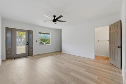 Commercial property in Saint Petersburg, Florida 6 bedrooms, 358.32 sq.m. № 2140780 - photo 8