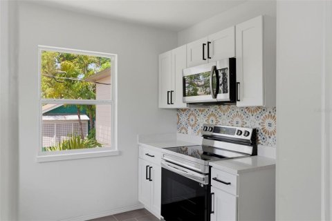 Commercial property in Saint Petersburg, Florida 6 bedrooms, 358.32 sq.m. № 2140780 - photo 29