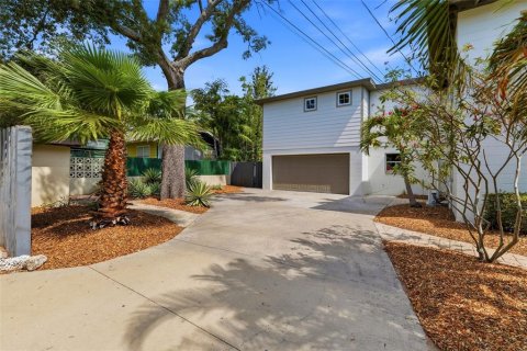 Commercial property in Saint Petersburg, Florida 6 bedrooms, 358.32 sq.m. № 2140780 - photo 25