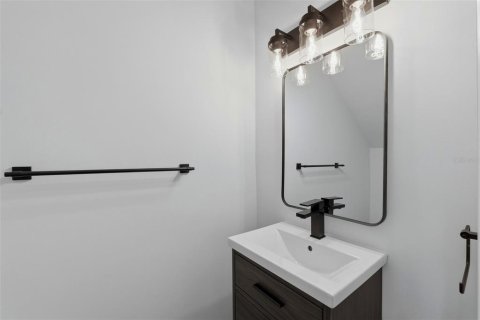 Commercial property in Saint Petersburg, Florida 6 bedrooms, 358.32 sq.m. № 2140780 - photo 13
