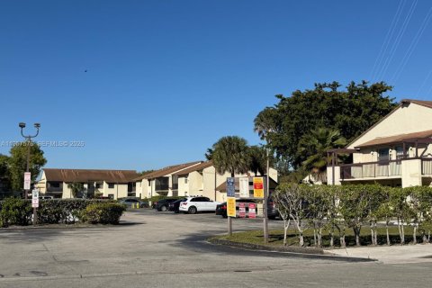 Кондоминиум с 2 спальнями в Майами-Гарденс, Флорида № 2011334